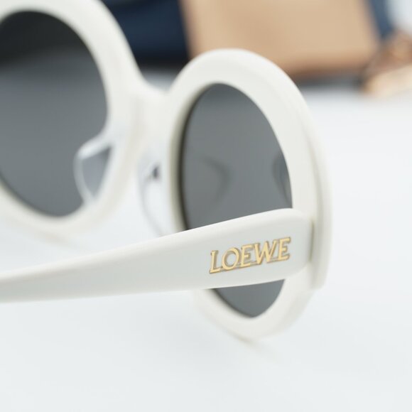 Loewe LW40135F 25A Round Sunglasses – White/Grey display picture 1